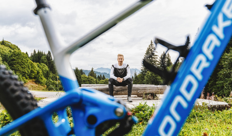 ANDREW DODD, L'UN DES JOURNALISTES ET PRÉSENTATEURS LES PLUS CONNUS ET INFLUENTS DANS L’UNIVERS DU VTT, REJOINT L'ÉQUIPE DE MONDRAKER
