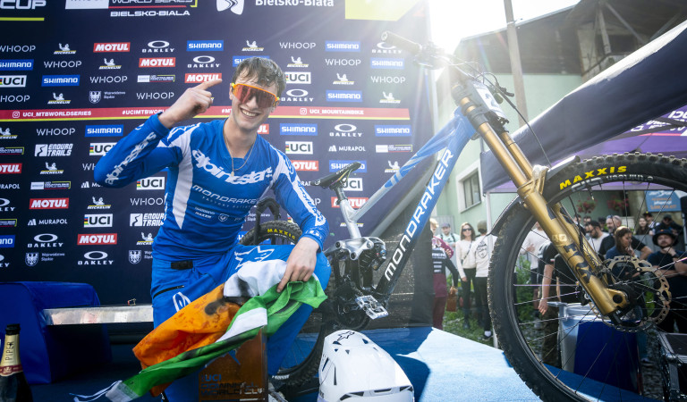 LA POLOGNE DEVIENT BLEUE MONDRAKER !