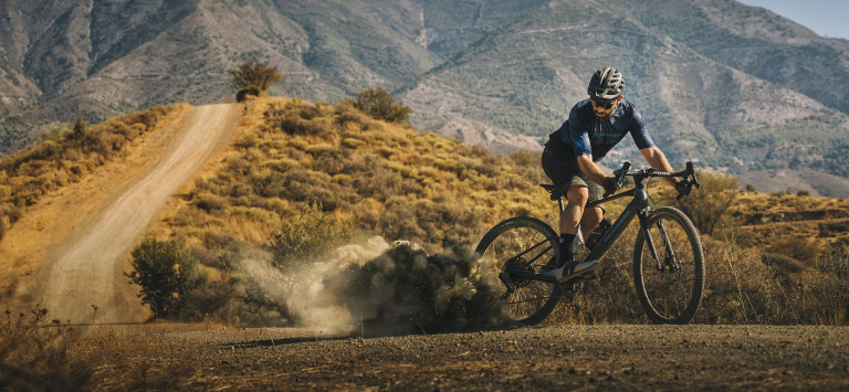 DUSTY EST L'INTERPRÉTATION DE MONDRAKER SUR L'e-GRAVEL