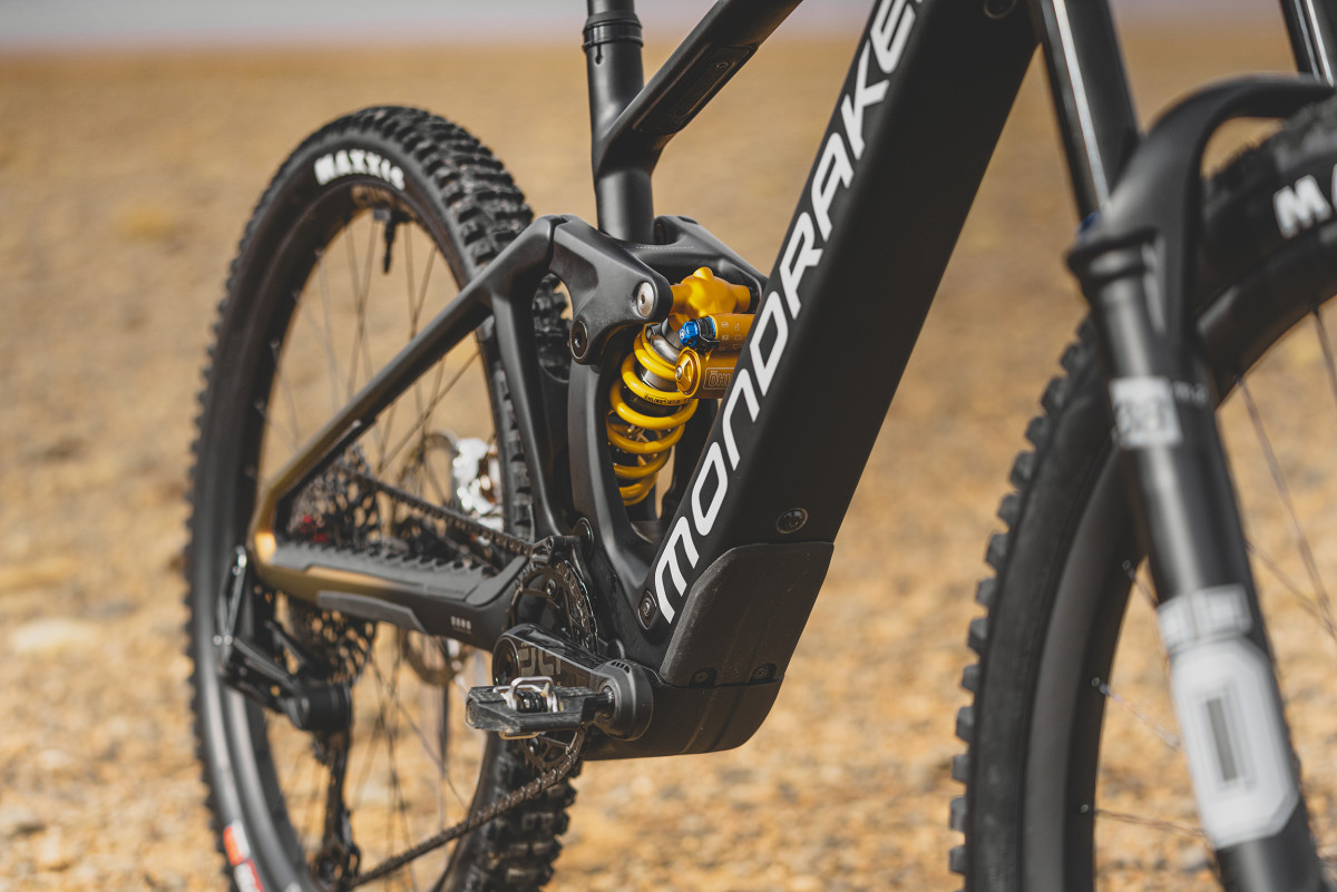 Débattement avant : 170 mm – débattement arrière : 165 mm (180 mm à l’avant pour le modèle XR)